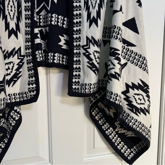 H&M Divided Size M Navy Blue & White Aztec Print Chunky Knit Cardigan Sweater - Picture 4 of 10